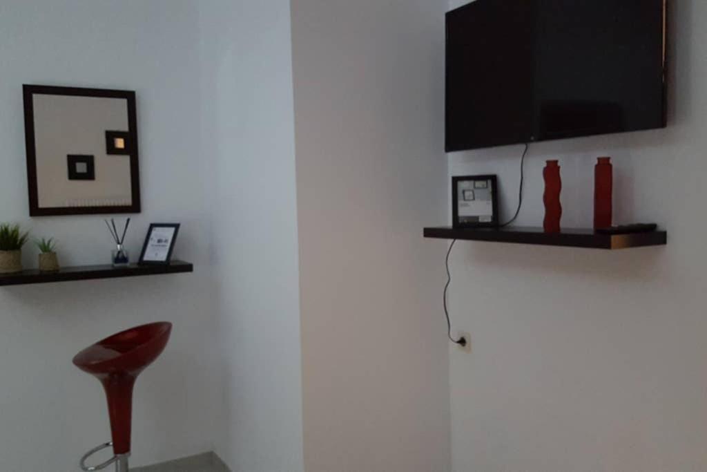 Apartment In The Heart Of The City 5 라리사 외부 사진